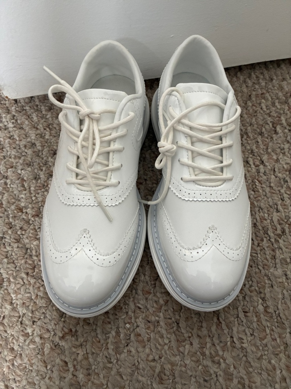 Classic White Women's Wingtip Lace-Up Oxfords